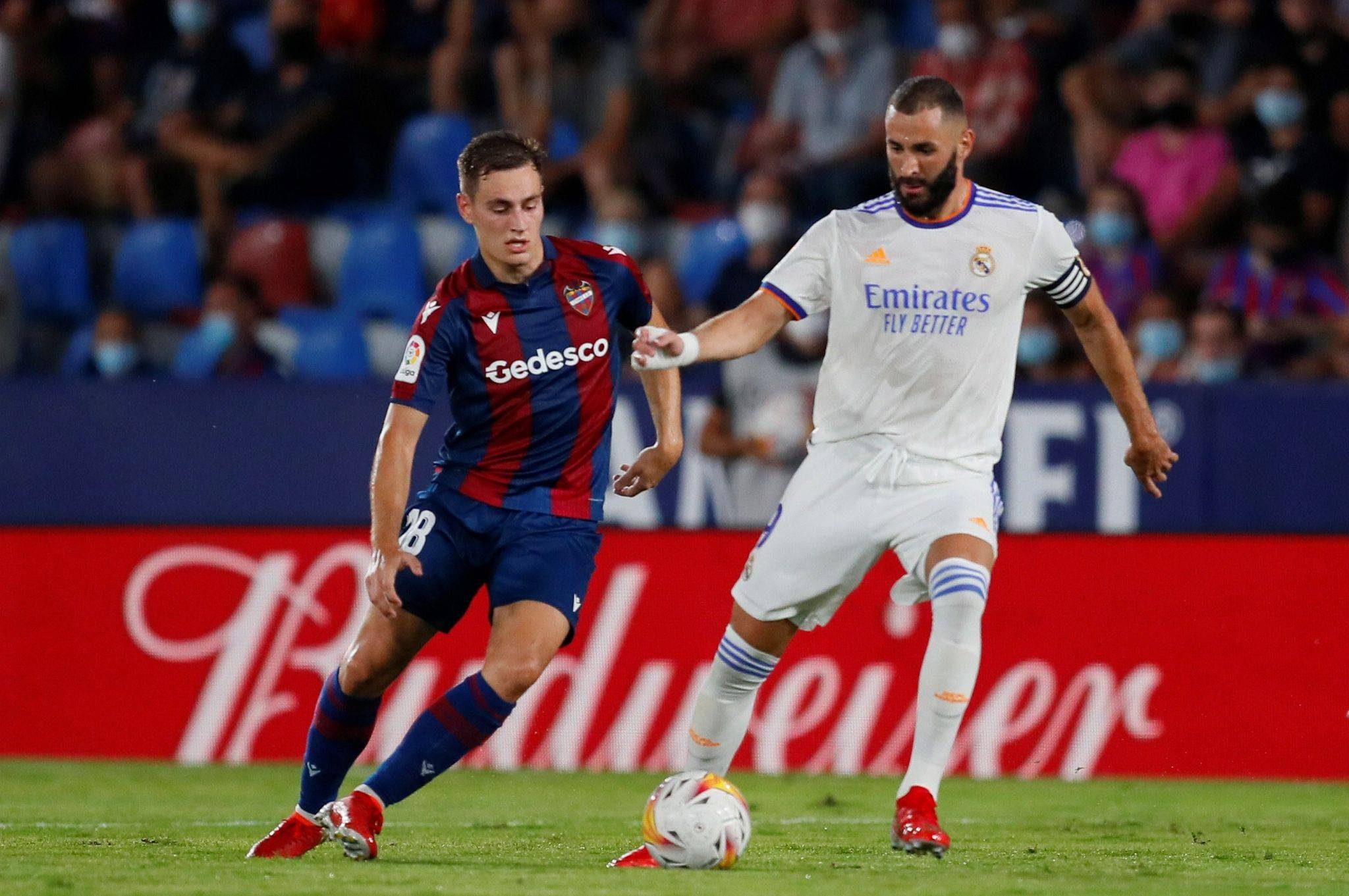 九游娱乐 窗口期突围战来临，皇家马德里围绕欧冠主帅复盘，气氛紧张，细节决定成败